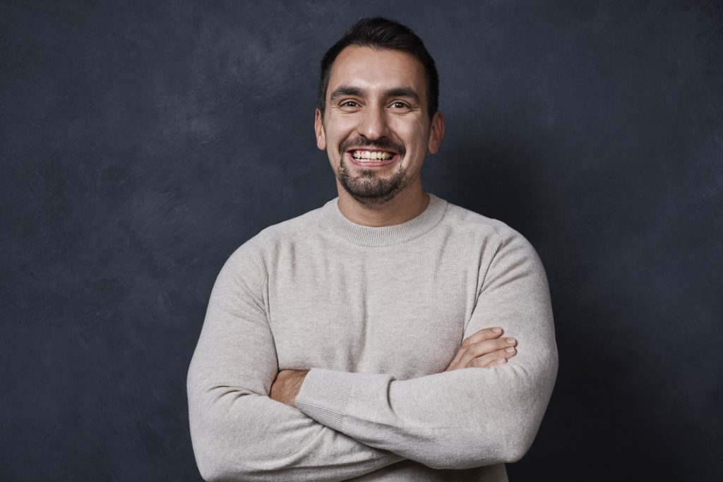 Professioneller Steuerberater lächelnder Mann, Steuerberatung Matthias Bella, Finanz- und Steuerexperte.